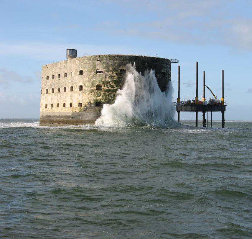 Fort Boyard battu par les vagues