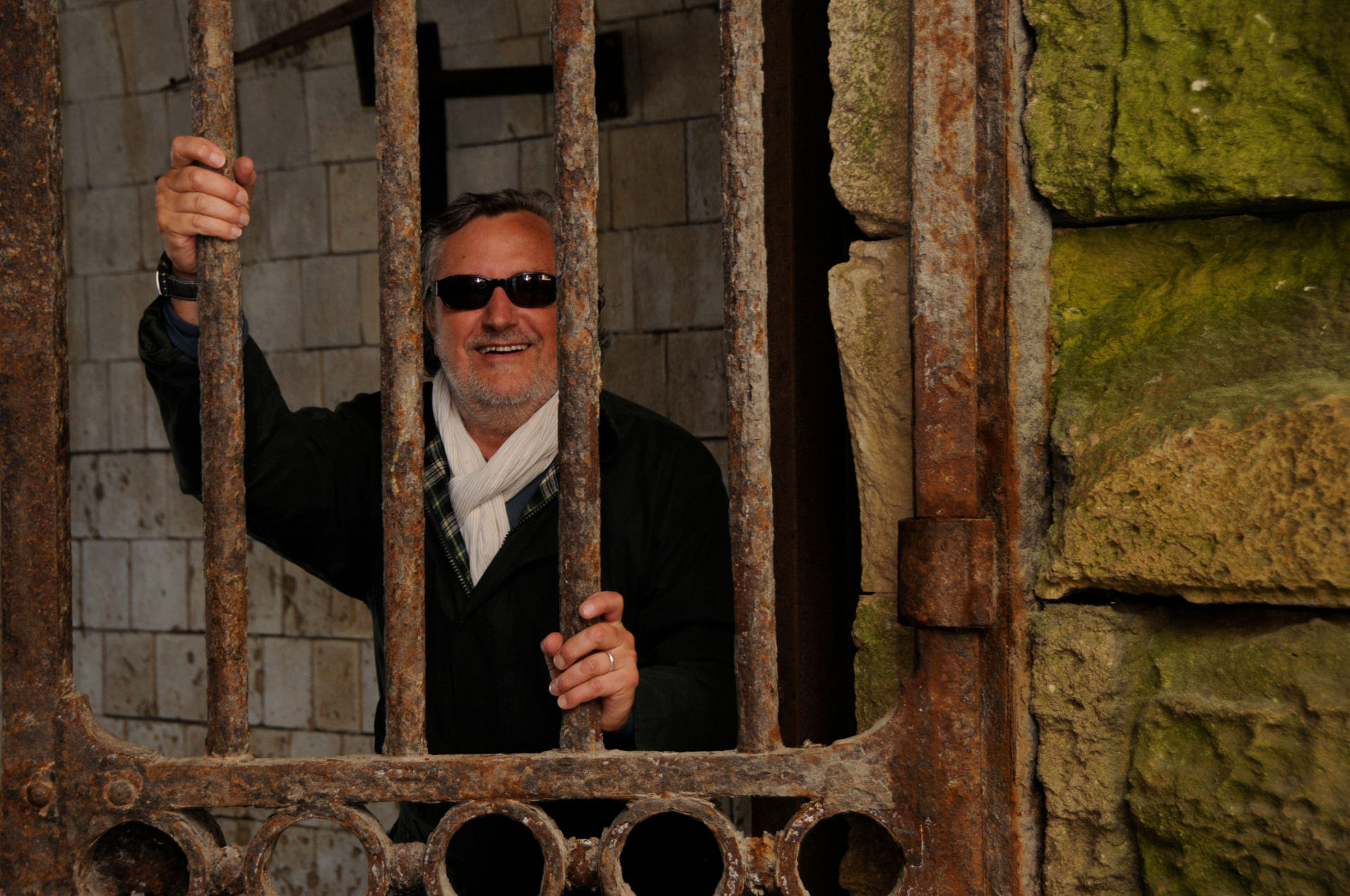 Jean-Pierre Mitrecey derrière une grille de Fort Boyard