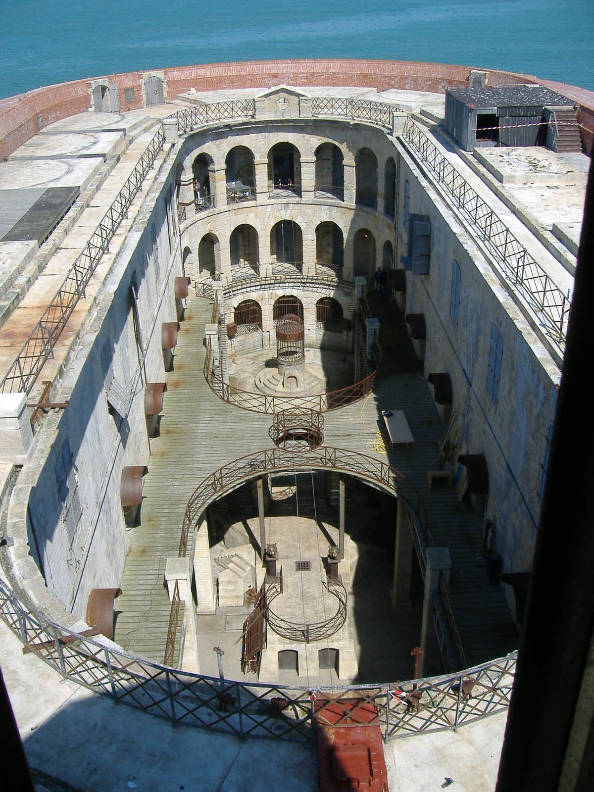 Vue plongeante sur la cour intérieure de Fort Boyard