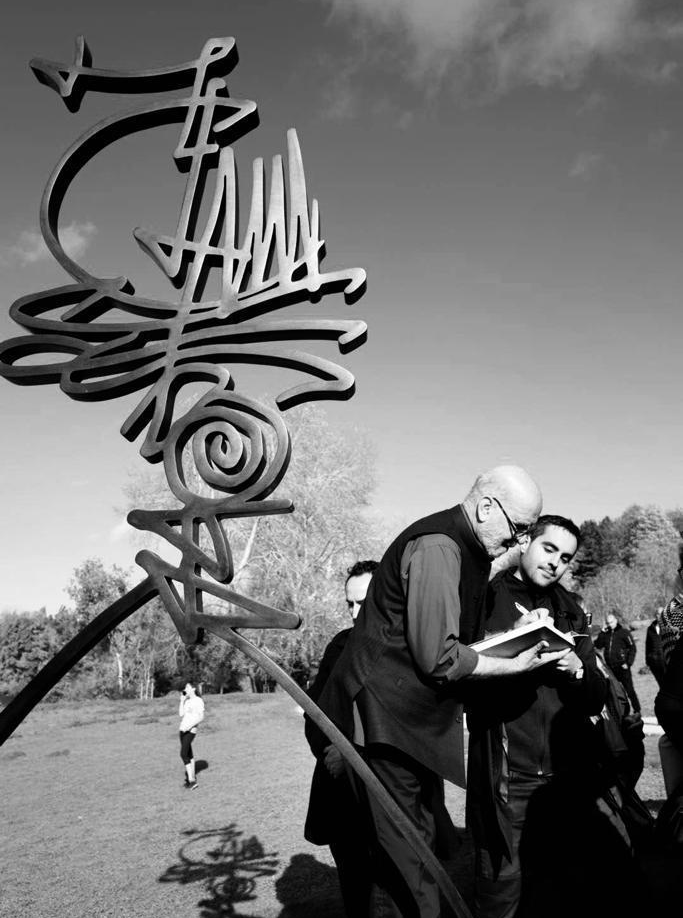 Rachid Koraïchi devant l'une de ses sculptures