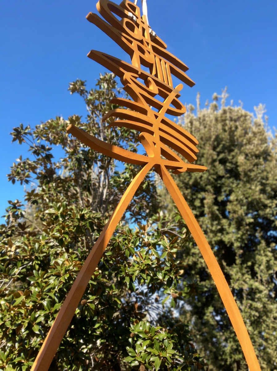 Sculpture en acier corten de Rachid Koraïchi