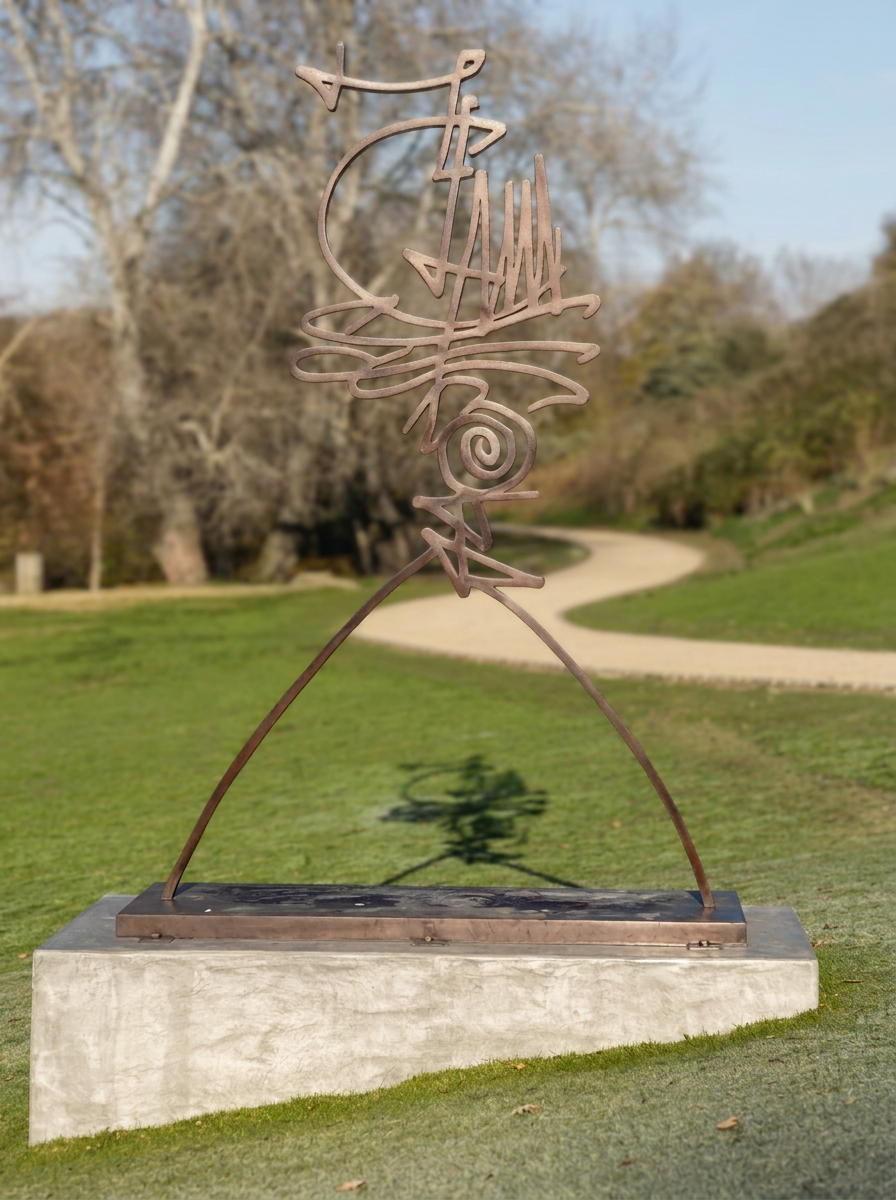 Sculpture calligraphique dans un parc